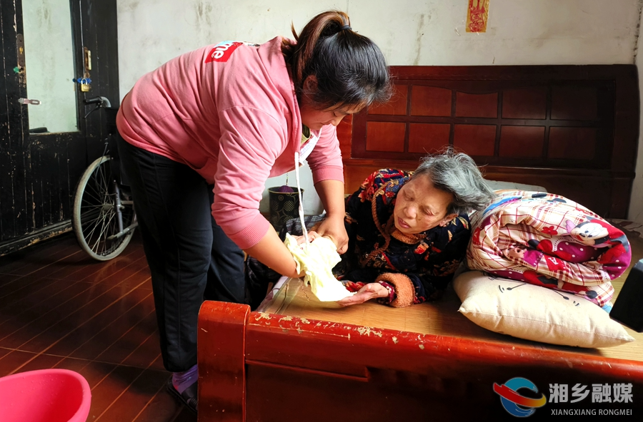 【凡人善举】漆梅：用爱诠释孝义 贴心照顾患病婆婆十余年