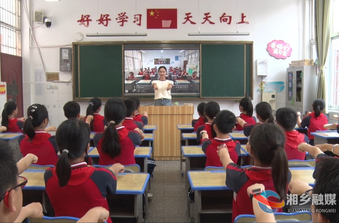 湘乡这所学校这样倡导“一盔一带”