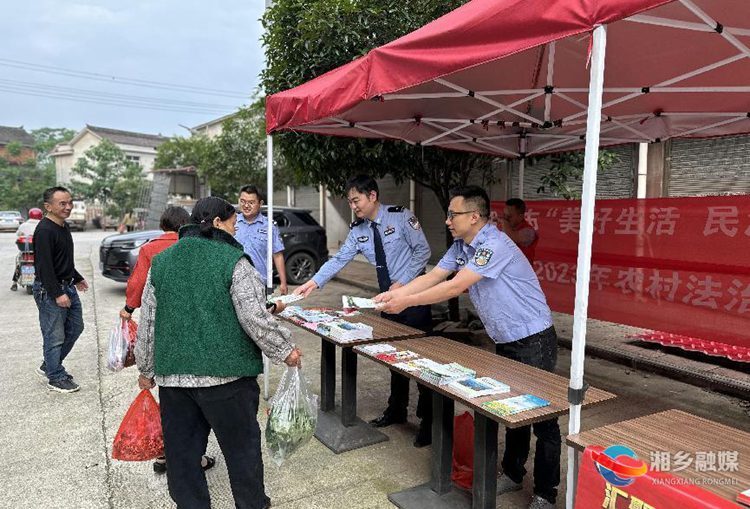 [司法局]法治宣传进集市 “典”亮美好生活