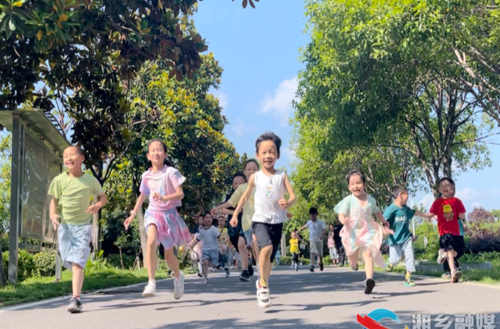 湘乡各地举行多彩活动喜迎“六一”儿童节