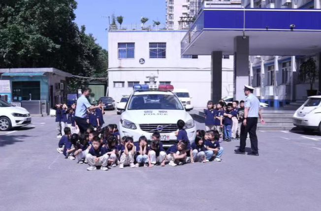 车旁有75个孩子，司机竟然一个也看不到...