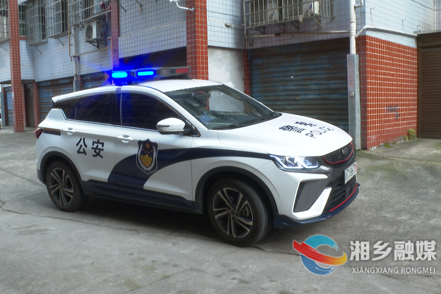 【直击高考】警车化身送考车 护送特殊考生直达考点