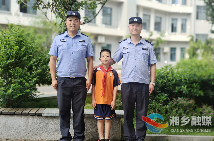 随手捡了袋“垃圾”  他竟得到了湘乡民警的通报表扬！