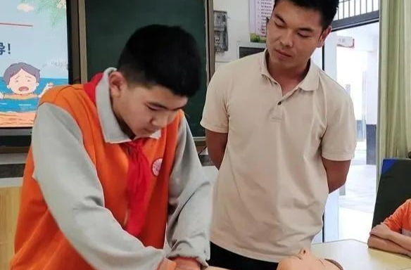 这堂课上，芙蓉学校的同学们都学会了救命的方法……