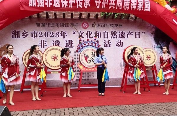 踩高跷、采莲船、蚌壳舞，湘乡这所学校用行动传承非遗