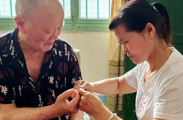 感动！这个湘乡农妇用爱撑起一个家