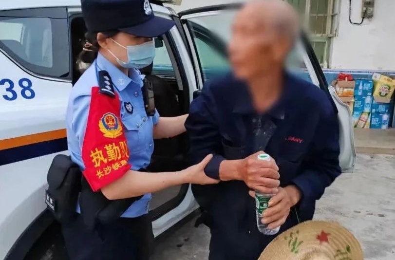 失忆老人为爱追寻老伴走失 湘乡民警助其回家