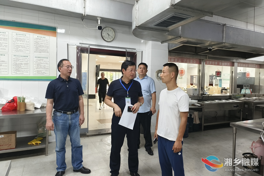 省第二生态环境保护督察组督察湘乡粪污治理、餐饮油烟治理工作