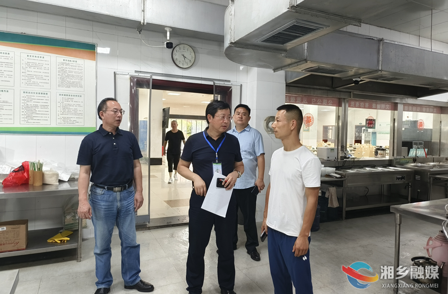 省第二生态环境保护督察组督察湘乡粪污治理、餐饮油烟治理工作
