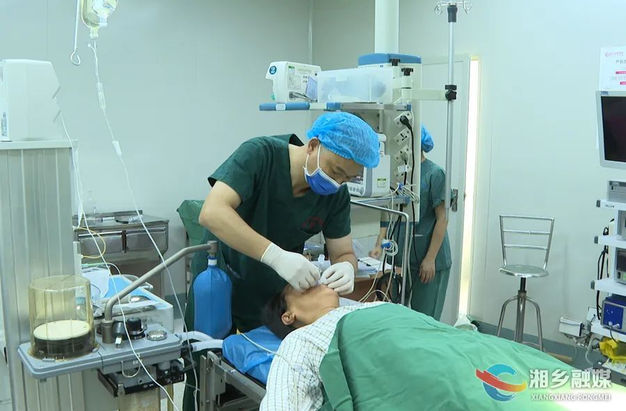 【党旗飘扬映初心】刘中华：无影灯下的守护者