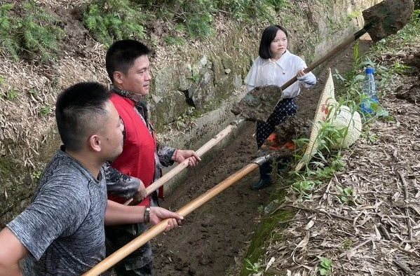 他们撸起袖子，为栗山镇的农田引来“活水”