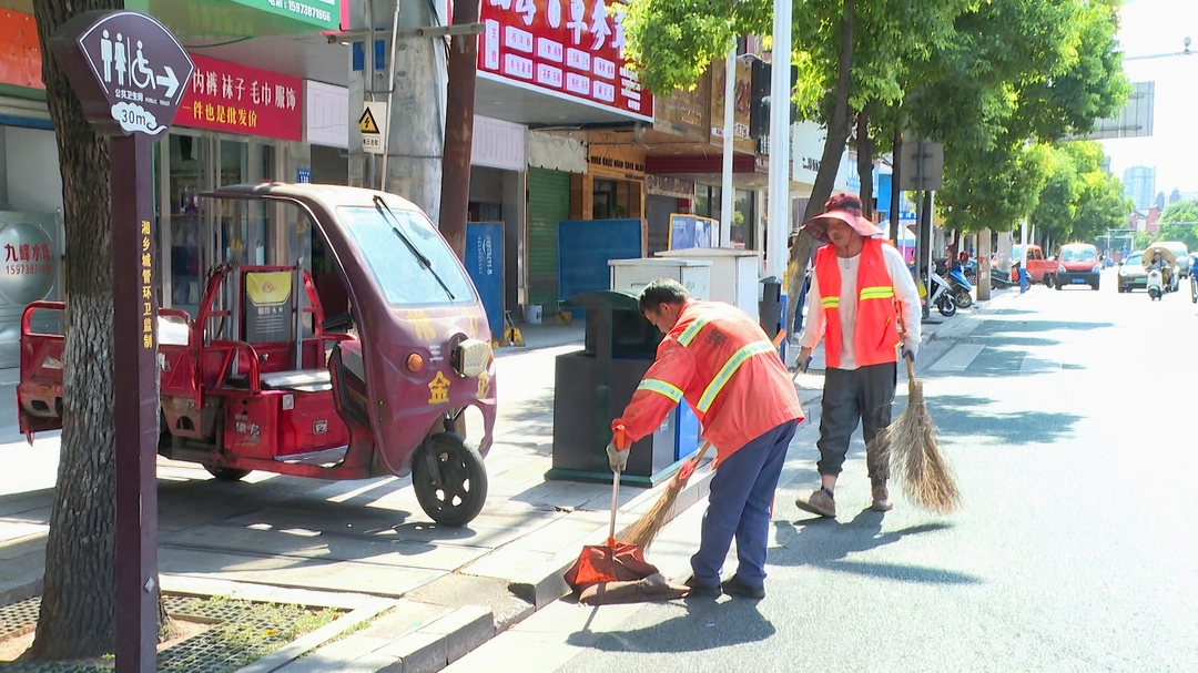 【高温下的坚守】环卫工人用汗水擦亮城市“颜值”