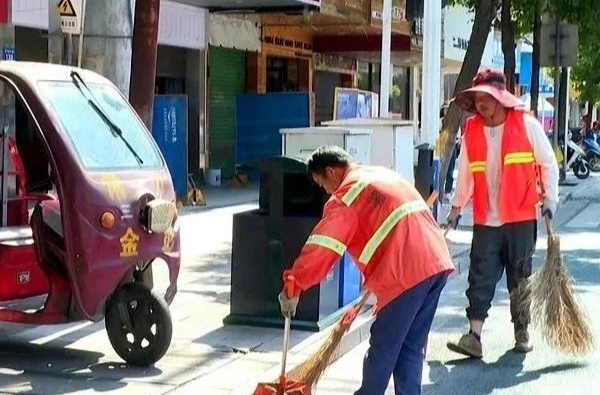 高温下的坚守｜环卫工人用汗水擦亮城市“颜值”