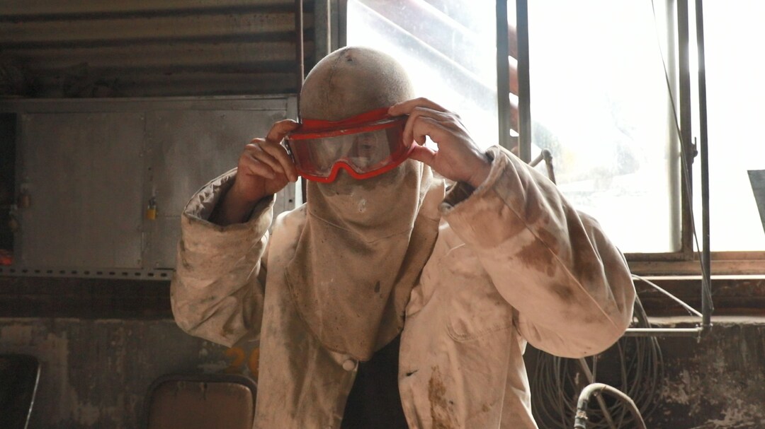【高温下的坚守】窑炉维护工人：120℃下的“棉服战士”