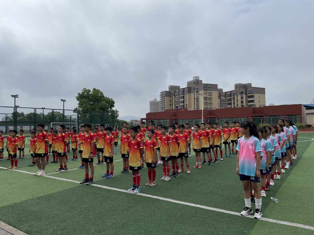 爱心企业情系教育 助力孩子圆梦绿茵