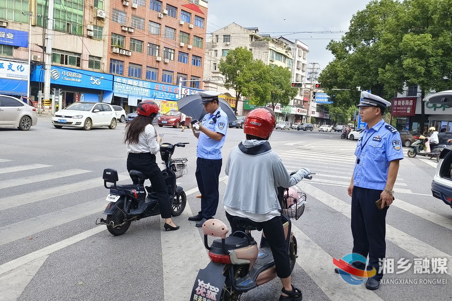 【高温下的坚守】湘乡交警：无惧“烤”验 守护道路交通安全