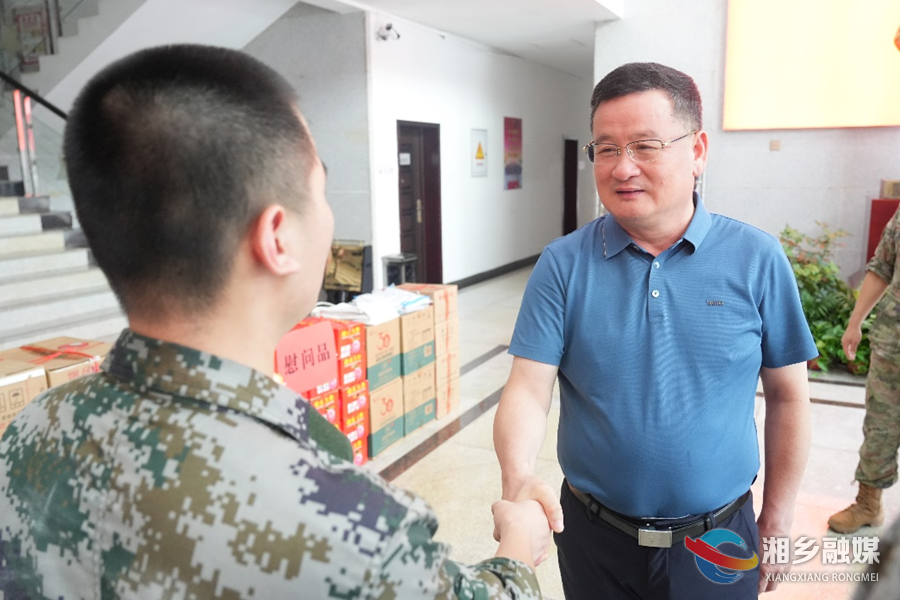 赵新文郭勇等看望慰问驻市部队官兵和军休干部