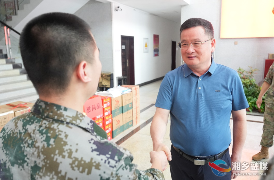 赵新文郭勇等看望慰问驻市部队官兵和军休干部