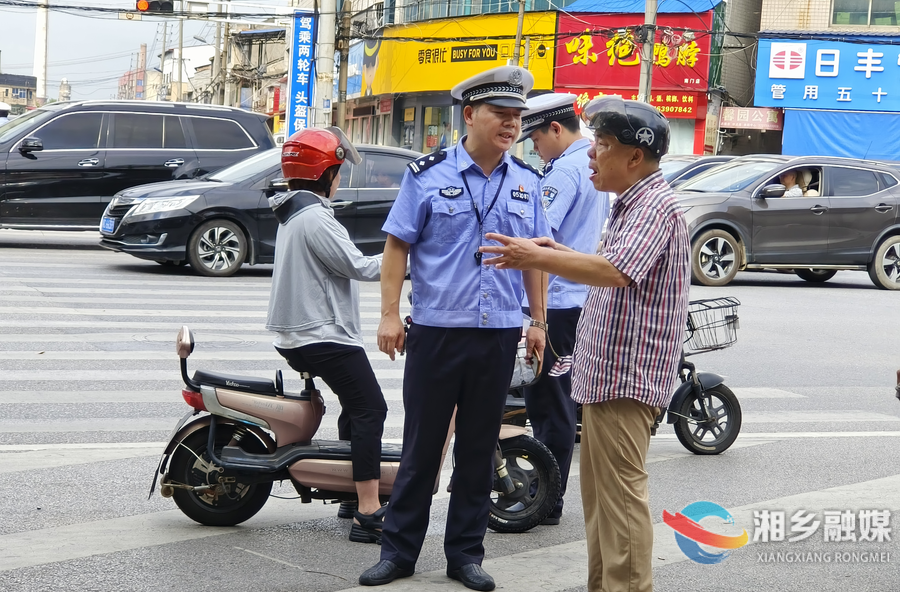 无惧“烤”验，这就是高温下的湘乡交警！