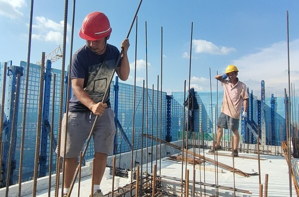 烈日下，这群湘乡人用汗水“筑”就城市之美