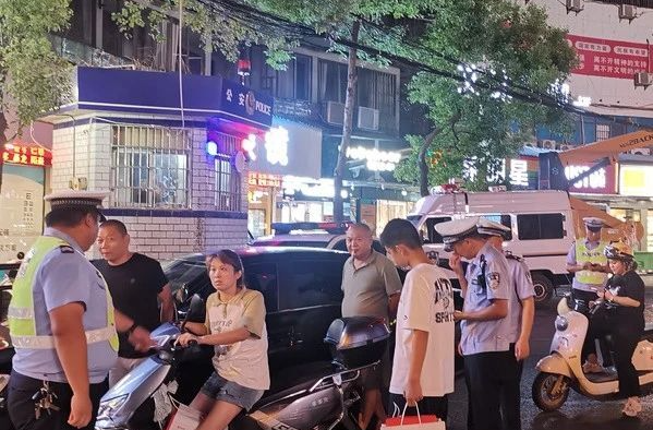 晚上就能不戴头盔？湘乡交警严查