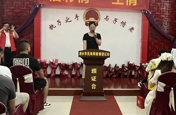 甜蜜“爆棚”！直击湘乡“七夕”领证现场