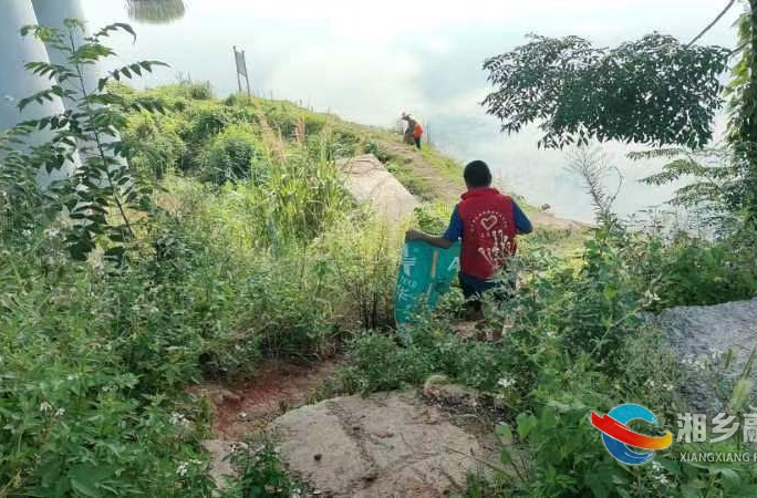 [毛田镇]清理河道杂草 保障河畅水清岸绿