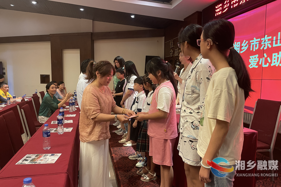 东山街道：金秋助学 情暖莘莘学子