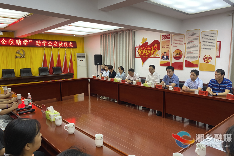 市总工会：为50名困难职工子女发放助学金