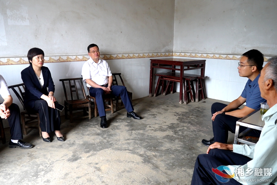 赵新文赴龙洞镇联系走访结对帮扶对象并开展群众接待活动
