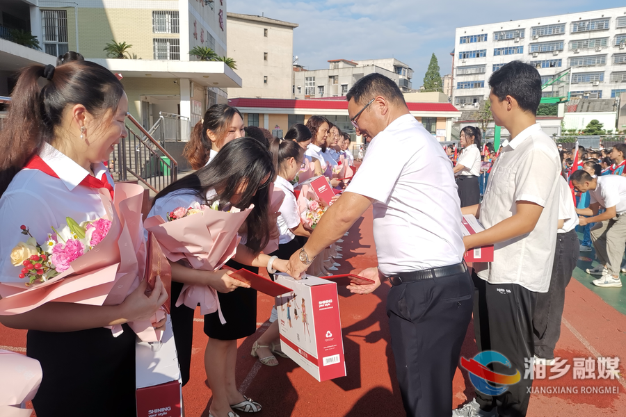 庆祝第39个教师节 丨向阳学校：师生同庆教师节