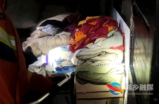 [消防救援大队]居民家中惊现银环蛇 消防部门紧急处置