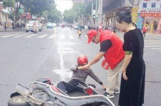 湘乡七一广场十字路口发生的这一幕真暖心！