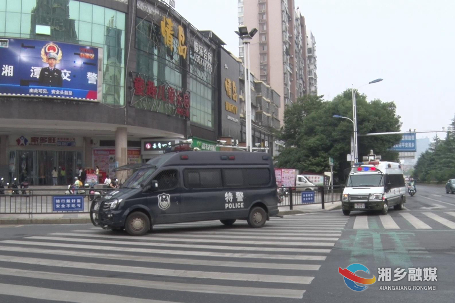 湘乡：公安武警联勤武装巡逻护航“双节”