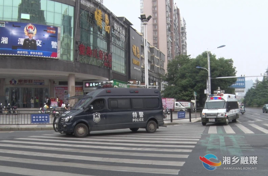 湘乡：公安武警联勤武装巡逻护航“双节”