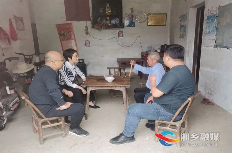 [梅桥镇]中秋国庆慰问 情暖失独老人