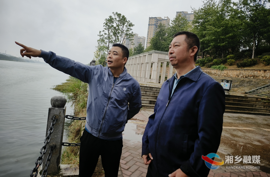 点赞！军警民合力营救落水群众