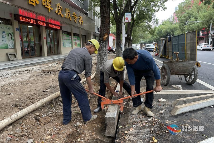 【文明创建进行时】修缮破损道路 让出行更便捷
