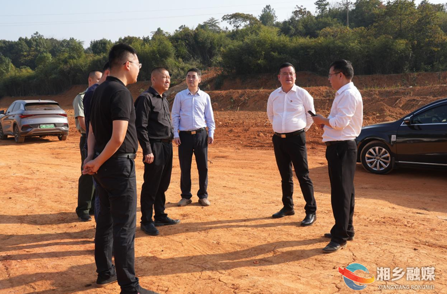 赵新文到龙洞镇调度项目建设、秸秆禁烧等重点工作