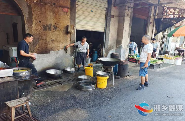 [新湘路街道]利剑行动抓微处 煤球使用要环保