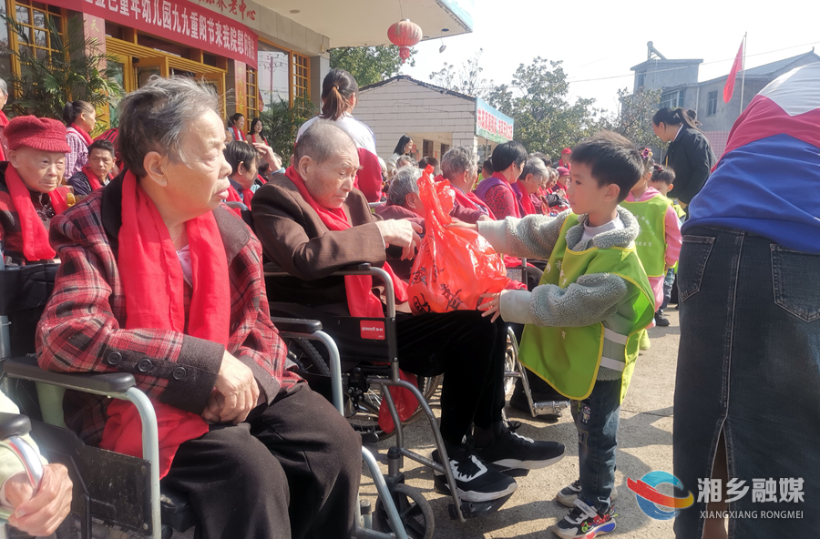 【我们的节日•重阳】童心送温暖 情暖老人心