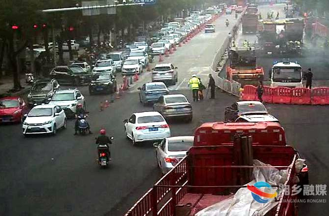两位老人身“陷”车流 湘乡交警暖心守护
