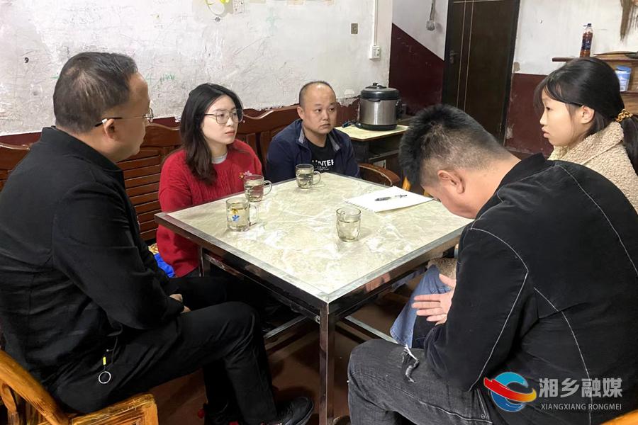 梅桥镇万新村：爱心助学 温暖同行