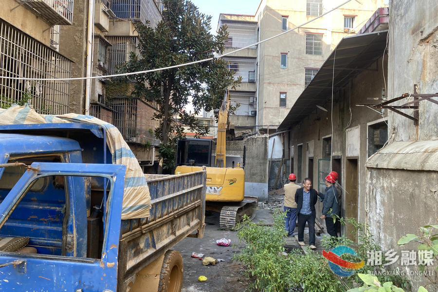 新湘路街道：依法拆除违建 推进老旧小区改造