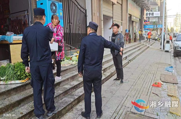 [东山街道]重拳出击 坚决对马路市场说“不”