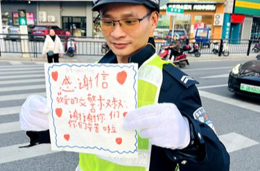 [公安局]交警街头执勤 意外收到暖心“礼物”