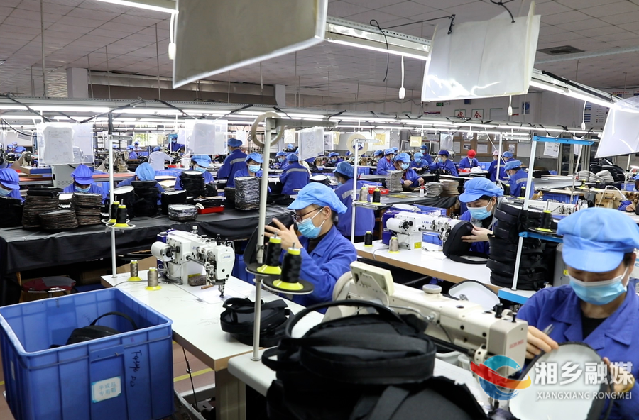 小箱包“袋”动大就业！看湘乡这家企业如何带动群众增收致富