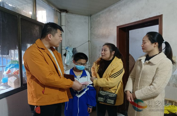 [团市委]爱心助学 与爱同行