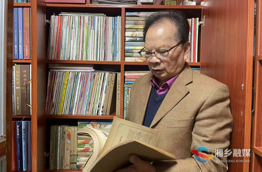 藏书8万多册！湘乡七旬老人将家变成图书馆