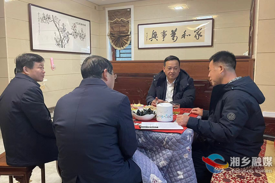 郭勇就《政府工作报告》上门征求老干部意见